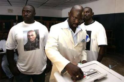 El candidato George Weah vota en un colegio electoral de Monrovia.