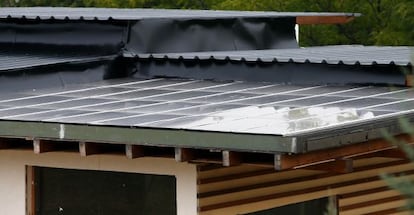 Placas solares instaladas en la cubierta de una vivienda
