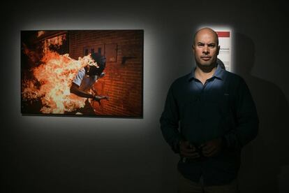 Ronaldo Schemidt ganador del WPP 2018 junto a la fotografia premiada, expuesta en el Centre de Cultura Contemporània de Barcelona (CCCB), el 27 de Abril de 2018.