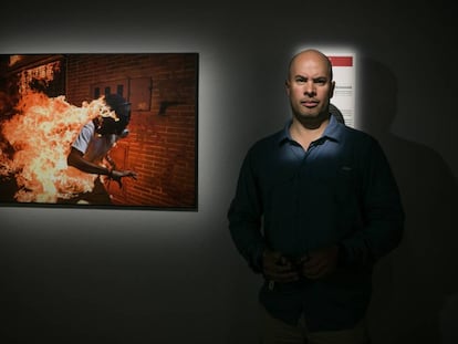 Ronaldo Schemidt ganador del WPP 2018 junto a la fotografia premiada, expuesta en el Centre de Cultura Contemporània de Barcelona (CCCB), el 27 de Abril de 2018.