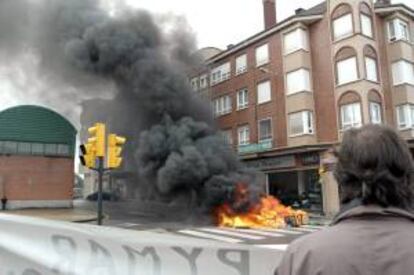 Prejubilados de Naval Gijón han tomado por asalto las instalaciones del astillero, cerrado desde mayo de 2009, y han quemado parte del mobiliario de oficinas en una barricada para exigir el pago de los salarios atrasados.