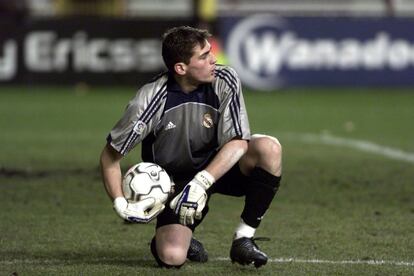 Partido de vuelta de los cuartos de final de la Copa del Rey, entre el Rayo Vallecano y Real Madrid (1-0). En la imagen, el portero del Real Madrid, Iker Casillas, durante el encuentro en 2002.