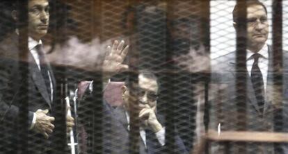 Mubarak, flanqueado por sus hijos Gamal y Alaa, en mayo.