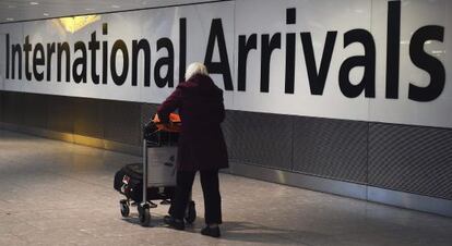 Una passatgera a l'aeroport de Heathrow, a Londres, on ja s'apliquen controls contra l'ebola.