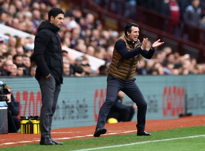 Arteta y Emery en la banda del campo del Villa Park el pasado febrero, durante el Villa-Arsenal de Premier.