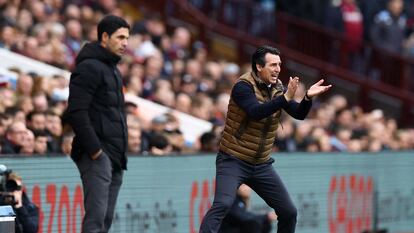 Arteta y Emery en la banda del campo del Villa Park el pasado febrero, durante el Villa-Arsenal de Premier.