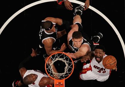 Udonis Haslem entra a canasta defendido por Brook Lopez y Paul Pierce 