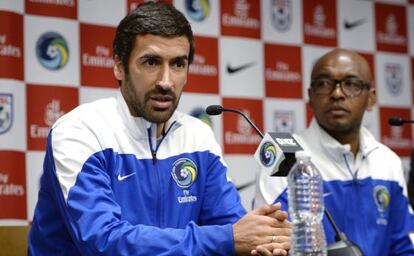 Raul, a la izquierda, junto a Marcos Senna en la despedida de ambos.