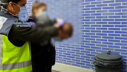 Moment de la detenció de l'Oleksandr, el 22 d'abril a Barcelona.