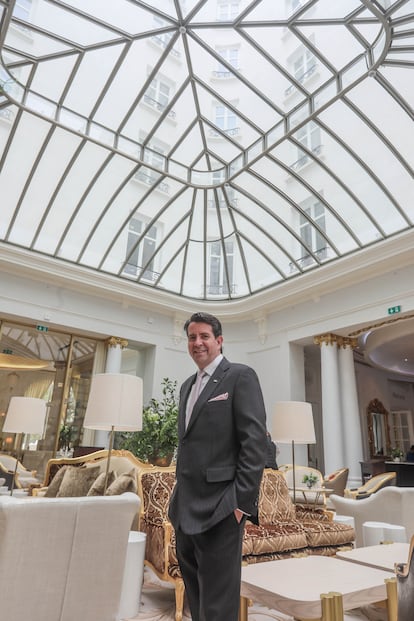 Greg Liddell, director del Hotel Ritz, posa en los salones centrales bañados de luz natural gracias a la bóveda acristalada.