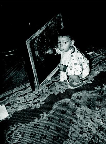 El pequeño Antonio Vega exhibe su querencia por tizas, lápices y pinceles desde su más tierna infancia. Foto en su casa de la calle Hortaleza, Madrid. Tenía año y medio