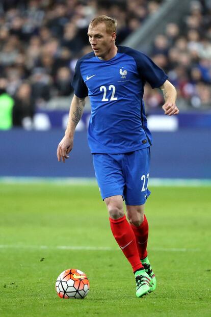 Mathieu, en un partido con Francia.