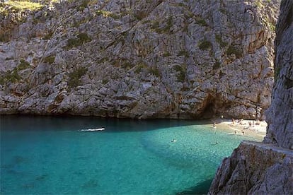 La cala Torrent de Pareis sólo es accesible por barco; por ejemplo, desde el puerto de Sóller, donde salen a diario los barcos turísticos (ida y vuelta, unos 20 euros).