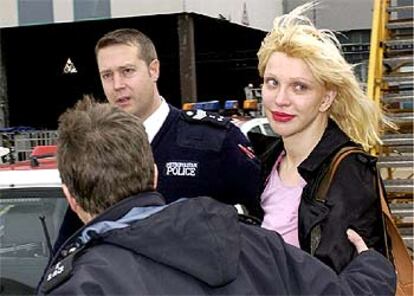 Courtney Love es detenida al llegar al aeropuerto londinense de Heathrow.