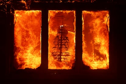 El área del incendio ha crecido en pocas horas de 80 a casi 500 hectáreas. Las autoridades esperan que las condiciones empeoren por la tarde con ráfagas huracanadas provenientes del este.