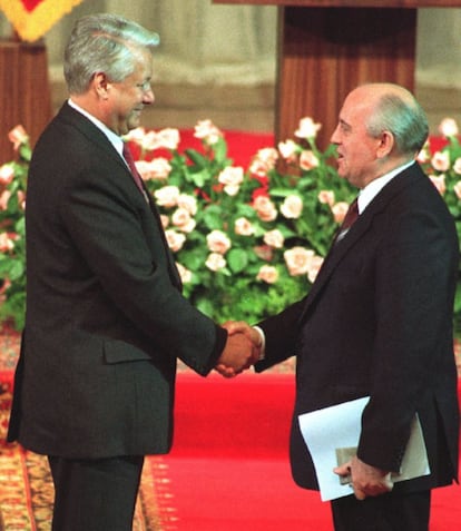 Una imagen del 10 de julio de 1991 muestra al líder soviético Mijaíl Gorbachov estrechando la mano al nuevo presidente ruso, Boris Yeltsin, tras su investidura en Moscú.