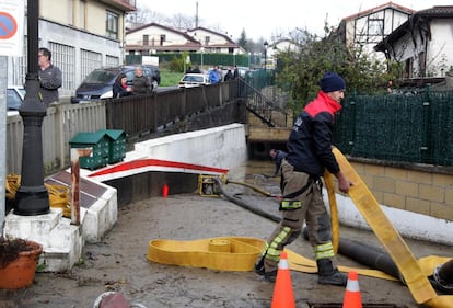 Los Bomberos de Bizkaia ayudan con bombas a realizar achiques de agua en lonjas, talleres y garajes de las localidades más afectadas, como Gernika y Muxika. En la imagen, túnel inundado de agua en Muxika.