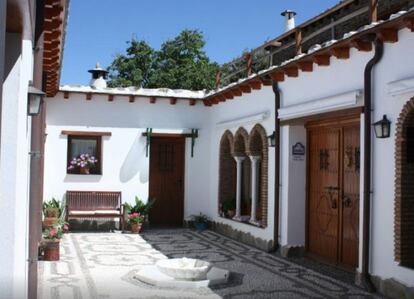 El Castañar Nazari, Granada. Enclavado en La Alpujarra, a 98 km de la ciudad y a 65 km de las Playas Alrededor del patio se distribuyen cinco amplias habitaciones con vistas a las montañas