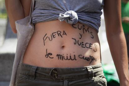 Mensaje en el vientre de una manifestante a favor del derecho al aborto.