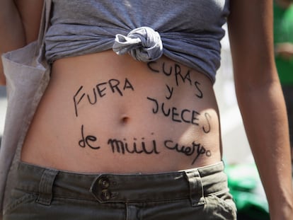 Mensaje en el vientre de una manifestante a favor del derecho al aborto.