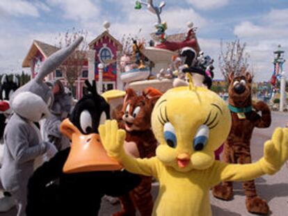 Actores disfrazados de los personajes de la Warner en la inauguración del nuevo parque recreativo