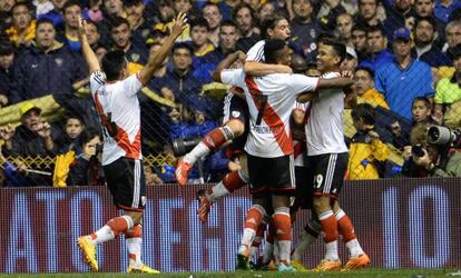 Los jugadores de River celebran un tanto frente a Boca.