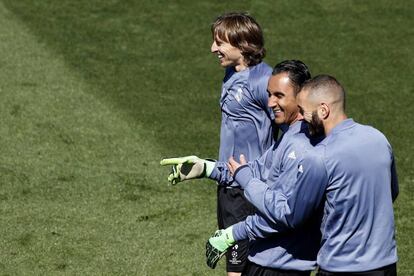 Keylor Navas bromea con Benzema y Modric en el entrenamiento de este lunes.