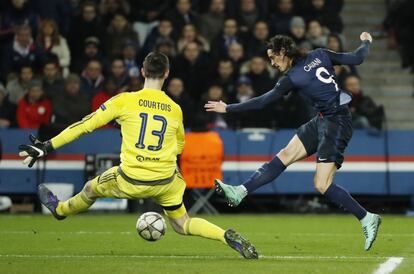 Cavani bate por bajo a Courtois.