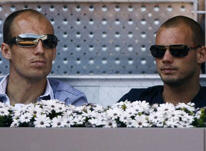 Los holandeses Robben y Sneijder también estuvieron, con gafas de sol y gesto serio.