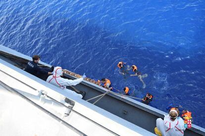Los inmigrantes son rescatados por la marina de guerra italiana frente a la costa de Libia.