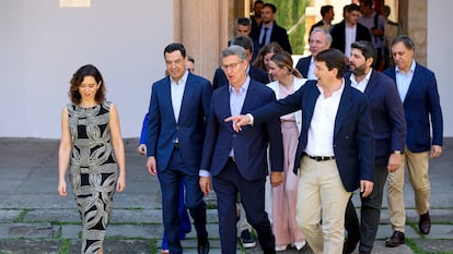El presidente del PP, Alberto Núñez Feijóo (centro) junto a varios presidentes autonómicos del PP, en un acto de partido el pasado julio en Salamanca.