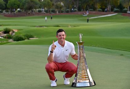 McIlroy, con el trofeo de la Race to Dubai.