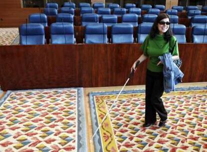 La diputada socialista Fátima Peinado se dirige a la tribuna del hemiciclo de la Asamblea.