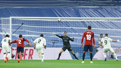 Karim Benzema falla el penalti ante Osasuna este domingo.