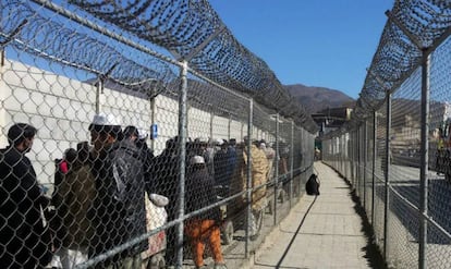 Una fila de personas espera para cruzar de Pakistán a Afganistán por el paso de Torkham.