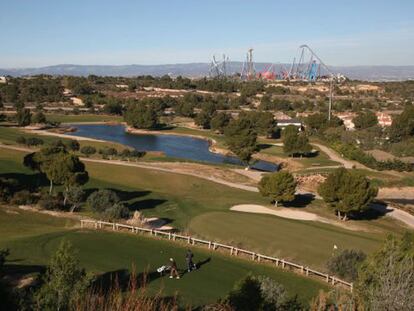 Terrenos donde esta previsto la implantación de Bcn World, con Port Aventura al fondo.