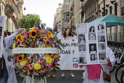 Médicos de los hospitales madrileños se manifiestan contra la temporalidad, este jueves.