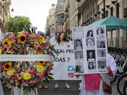 Médicos de los hospitales madrileños se manifiestan contra la temporalidad, este jueves.