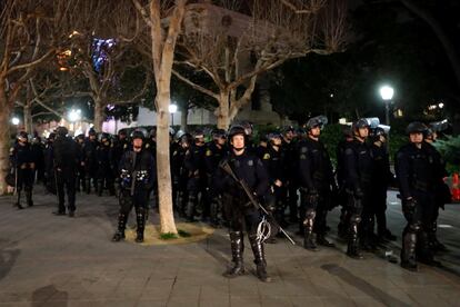 Agentes de policía se preparan para desalojar la protesta estudiantil de Berkely.