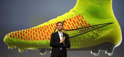 Mark Parker, consejero delegado de Nike, en una presentaci&oacute;n de las zapatillas de f&uacute;tbol &ldquo;Magista&rdquo; creadas por la marca. &nbsp;