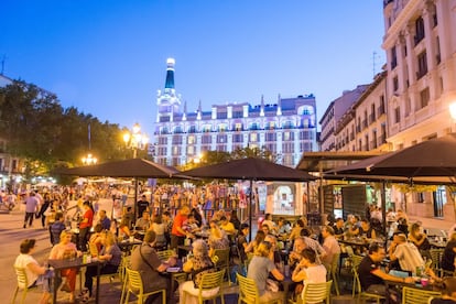 Tendencias. Las Letras en Madrid, Saint-Germain-des-Près en París o Bloomsbury en Londres son algunos de los barrios literarios más célebres del mundo porque en ellos se cobijaron grandes escritores de todas las épocas. En el madrileño barrio de las Letras puede seguir las huellas de Cervantes, Quevedo, Lope de Vega, Larra o García Lorca. Allí está la imprenta de Juan de la Cuesta, la primera que editó el Quijote. En el parisino, la cafetería Les Deux Magots era frecuentada por Hemingway, Ernesto Sábato o André Breton. En el londinense barrio de Camden residían Dickens o Virginia Woolf. Allí está también la librería Daunt Books, una de las más famosas de la ciudad, especializada en viajes. Musement, la plataforma de reserva de actividades en destino, añade a la lista Plaza Spui, en el centro histórico de Ámsterdam y su famoso mercadillo literario, o la calle Royal Mile en Edimburgo, donde se encuentra el museo de los escritores en Makars’s Court.