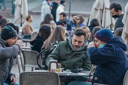 Unos ciudadanos, este jueves, en una terraza de Turín (Italia).