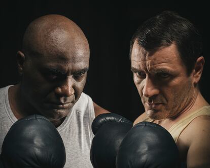 Armando Buika (izquierda) y Alex Brendemühl como los boxeadores Johnson y Jeffries.