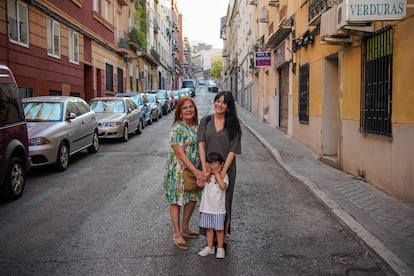 Belén Rueda posa junto a su madre, María Elvira Carreras, y su hijo, Mateo, en El Barrio de Puerta del Ángel en Madrid. 