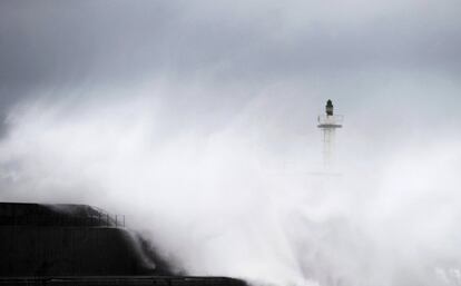 Enormes olas son vistas en San Esteban de Pravia, Asturias.