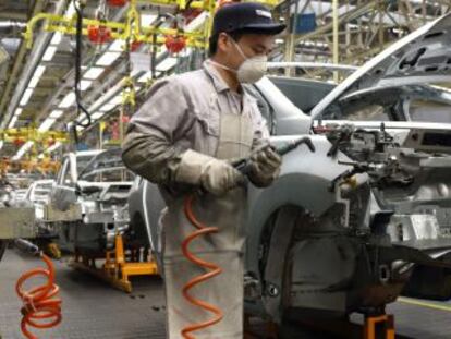 Trabajadores en una f&aacute;brica de coches en China