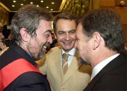 Zapatero, en el centro, conversa con Juan Alberto Belloch, a la izquierda, y el presidente en funciones de Aragón, Marcelino Iglesias, en el Ayuntamiento de Zaragoza.
