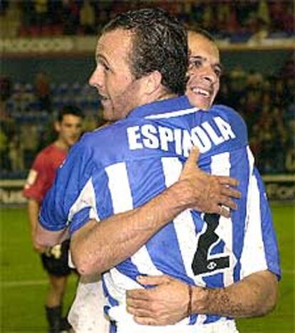 El jugador del Recreativo de Huelva, Espinola se abraza a su compañero Pernía, al termino del partido contra Osasuna.