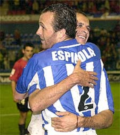 El jugador del Recreativo de Huelva, Espinola se abraza a su compañero Pernía, al termino del partido contra Osasuna.