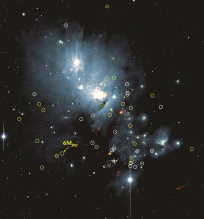 Población de estrellas fallidas, enanas marrones, en el cúmulo estelar NGC133: las ahora descubiertas están marcadas en amarillo, mientras que las previamente conocidas tienen un círculo blanco. la flecha señala la más ligera, con solo unas seis veces la masa de Júpiter.